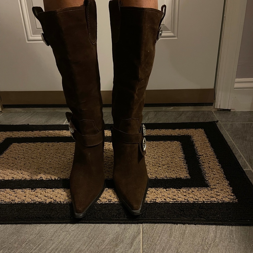 Unique sued brown boot